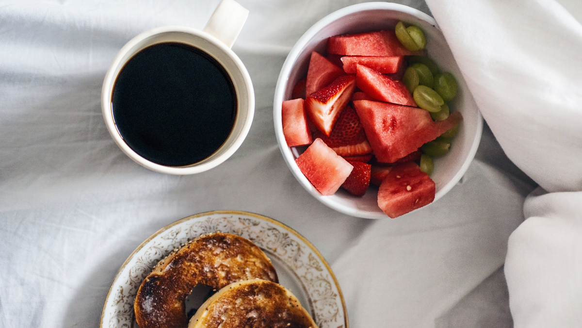 Desayuno con café, fruta y suplementos diarios con luz natural de mañana