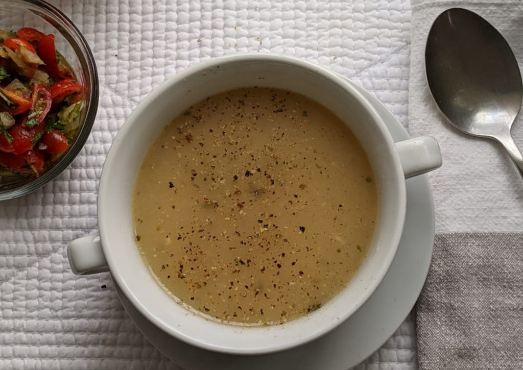 Caldo de huesos de pollo o pavo